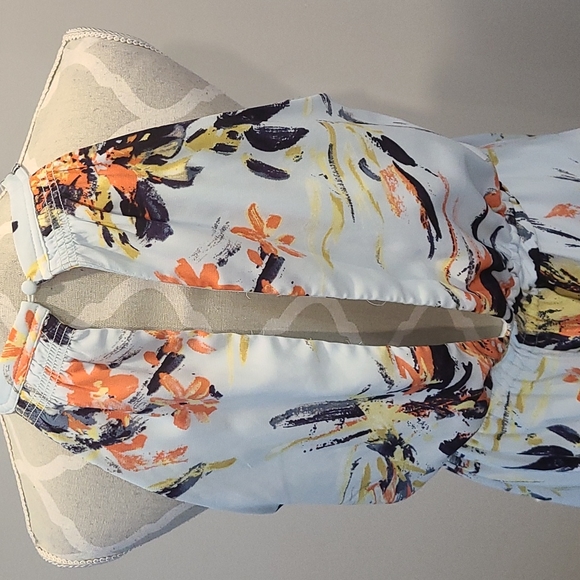 Dex Halter Floral dress with open back & ruffle bottom - Picture 4 of 8